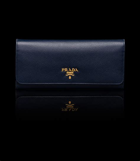 สอบถามสาวๆ เกี่ยวกับ prada wallet หน่อยครับ 